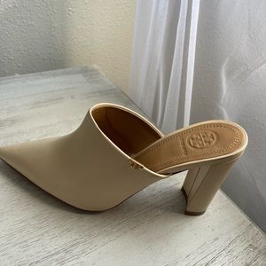 classic tory burch heels never worn in good condition